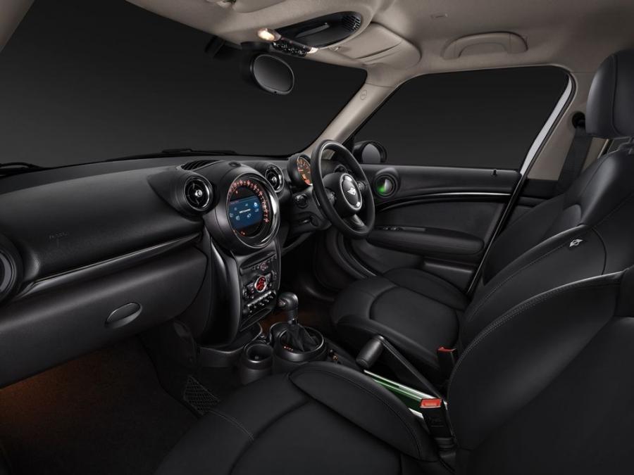 Интерьер Mini John Cooper Works Countryman Design Edition 2017 года  (фото 13 из 14)